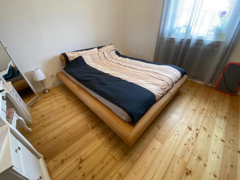 Bett mit breitem Holzrahmen 2